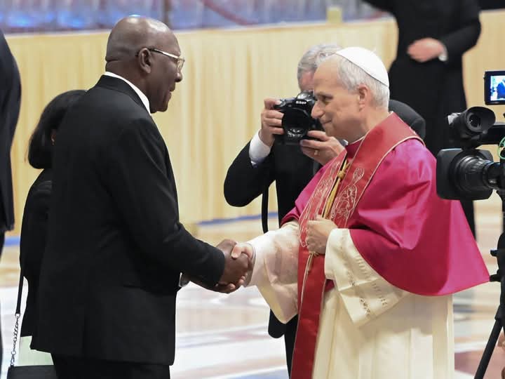 Salvador Valdés Mesa junto al Papa León XIV